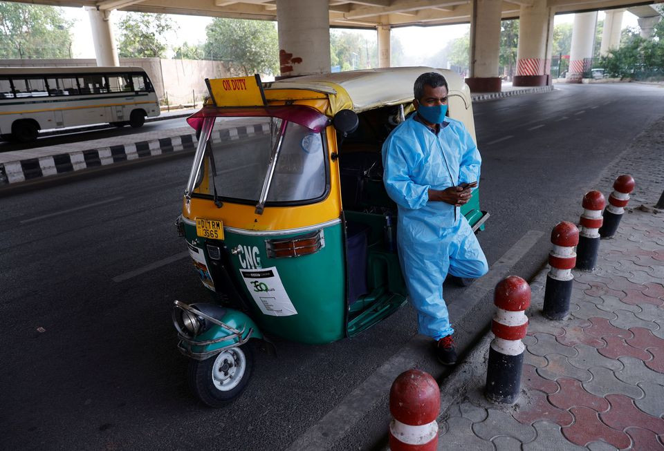 Rickshaw driver caught in cross-fire